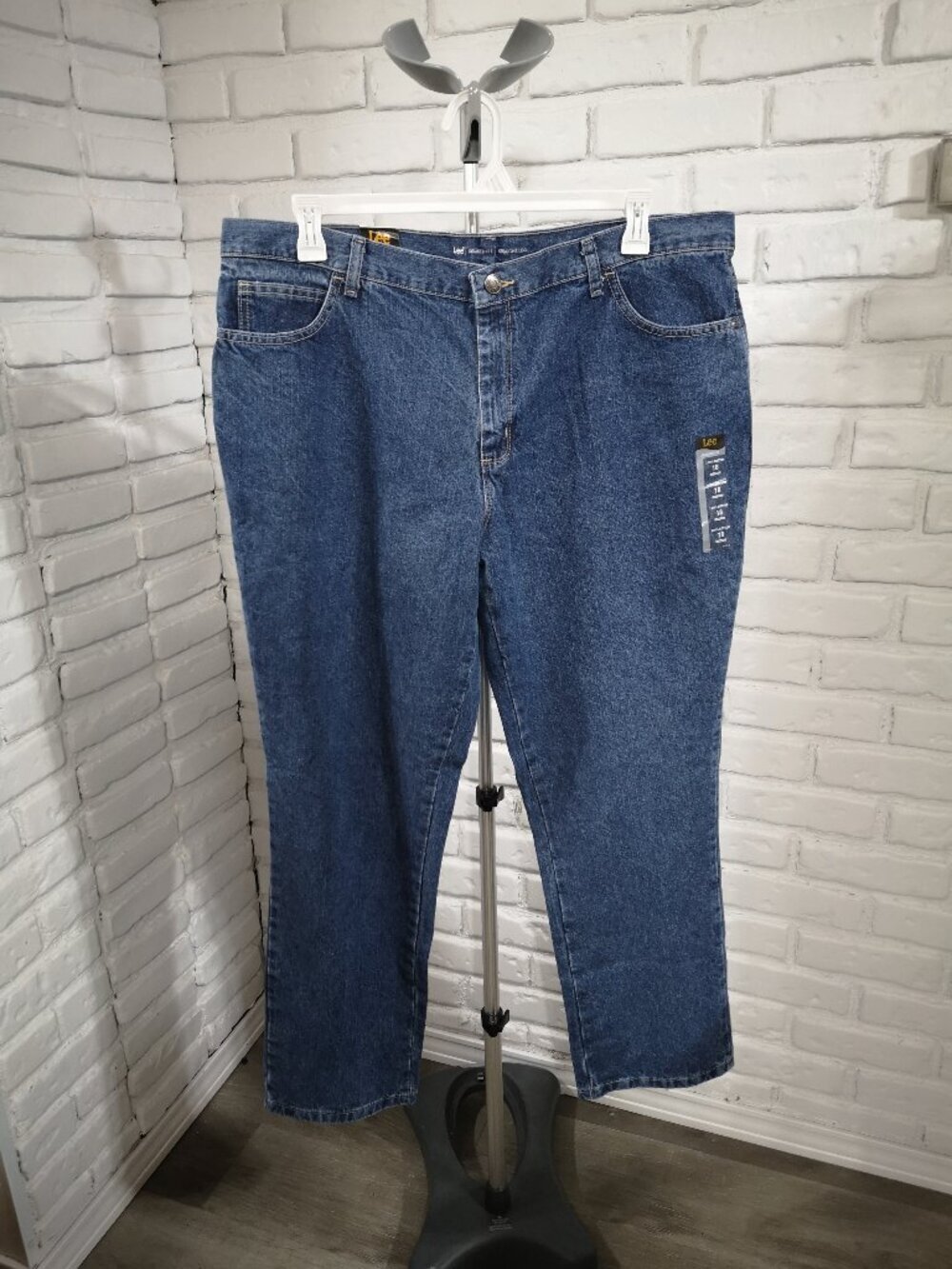 NWT Lee Ladies Size 18 Medium Relaxed Fit Medium Wash Straight Leg Blue Jeans
